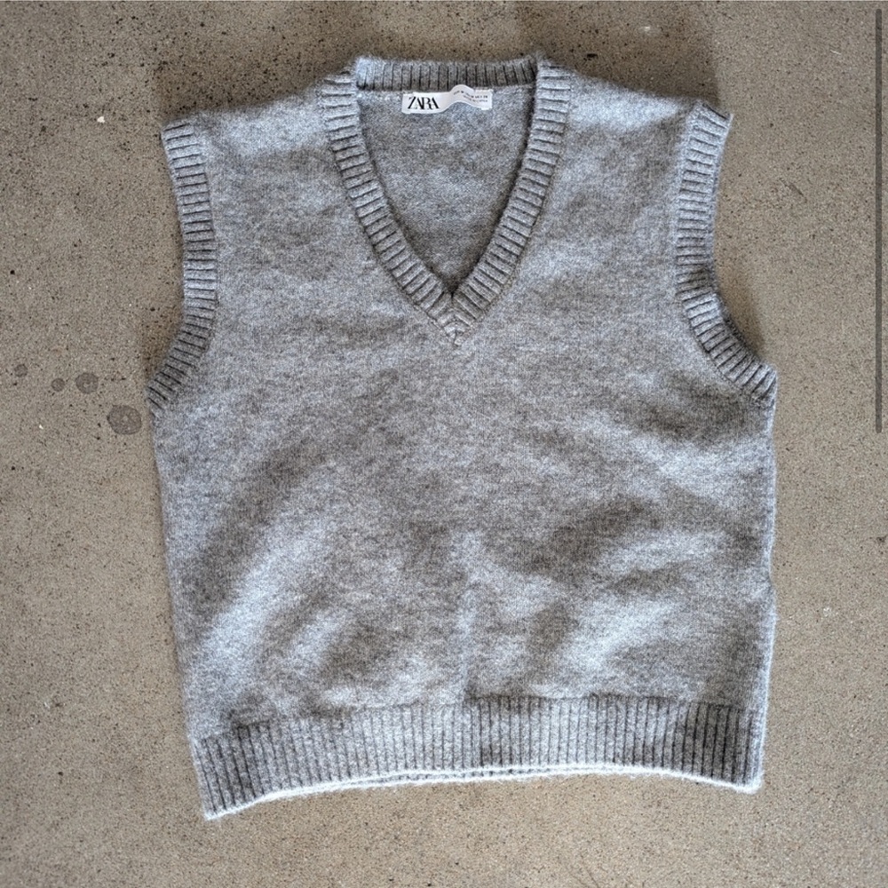 Zara gray v-neck sweater vest - M